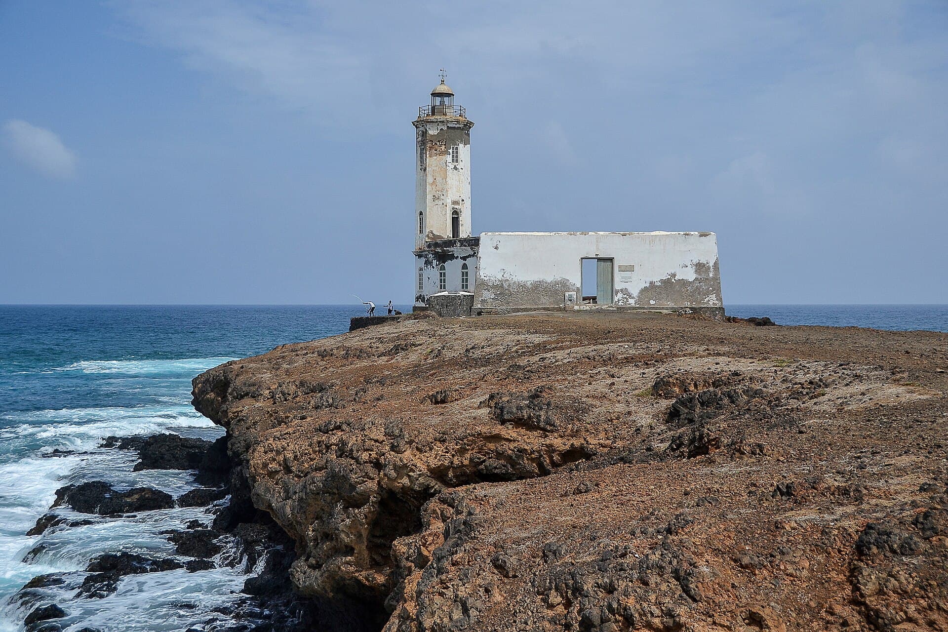 Farol de D. Maria Pia sobre a falésia, à entrada do porto da Praia